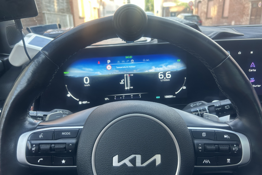 Volant Kia et tableau de bord numérique vus depuis le siège conducteur.