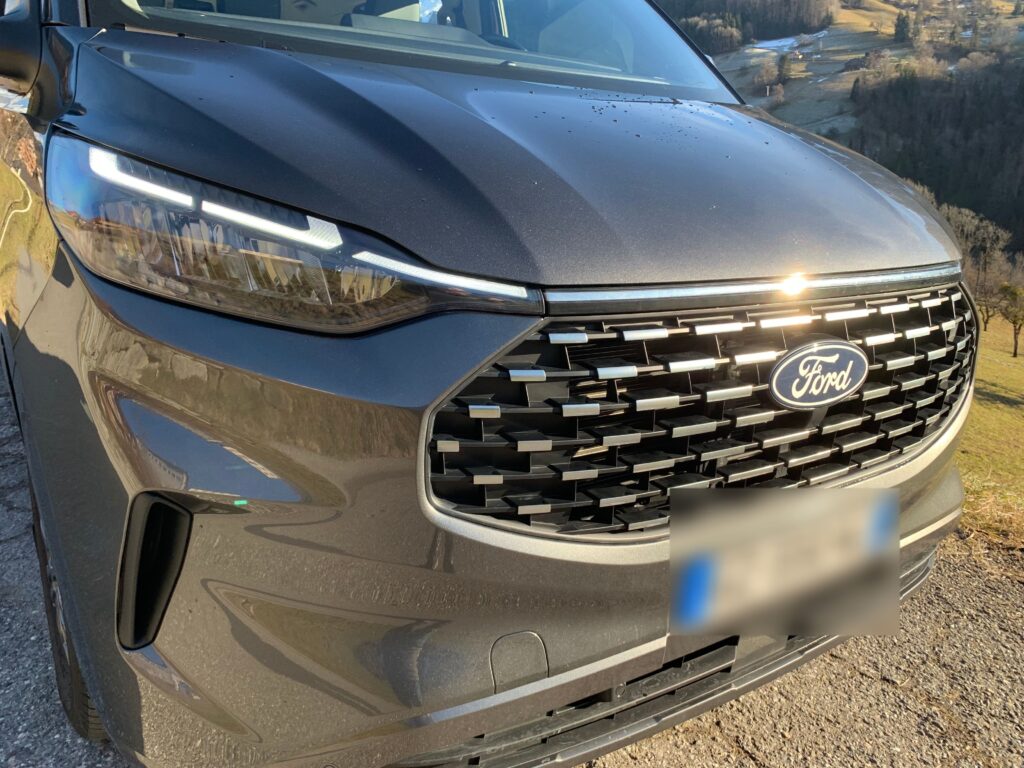 Vue rapprochée de l’avant d’un véhicule Ford gris.